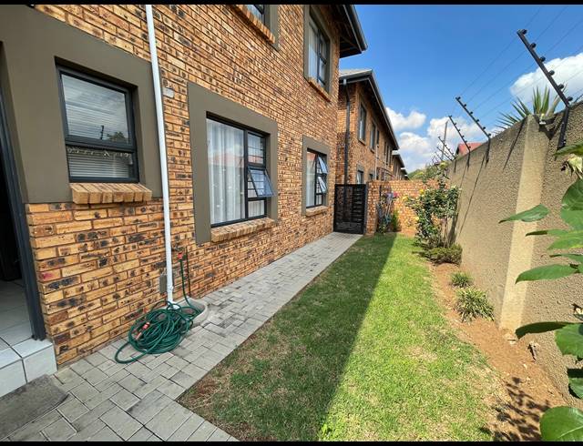 3 BEDROOM SECTIONAL TITLE FOR SALE IN RAVENSWOOD